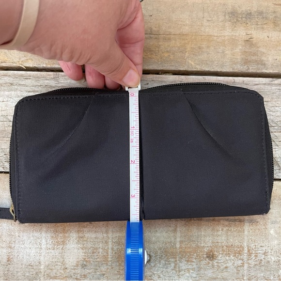 Travelon Signature Pleated Black Zipper Wallet - Picture 8 of 9
